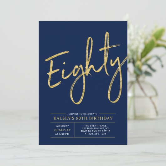 Invitation Quatre-vingts | Gold & Navy Lettering 80th Birthda (Debout devant)