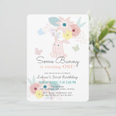 Invitation Quelques Papillon floral rose lapin 1er anniversai (Debout devant)