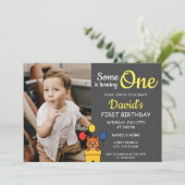 Invitation Quelqu'un tourne une photo gris 1er anniversaire (Debout devant)