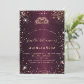 Invitation Quinceanera Bourgogne rose tiara or (Debout devant)