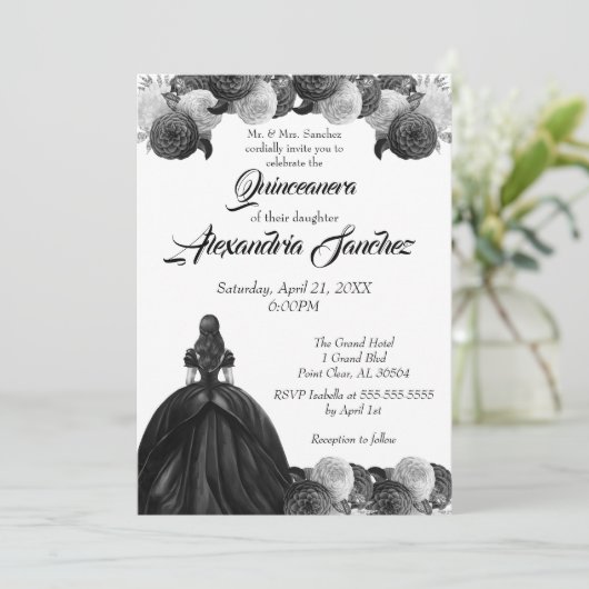 Invitation Quinceanera florale noire et blanche (Debout devant)