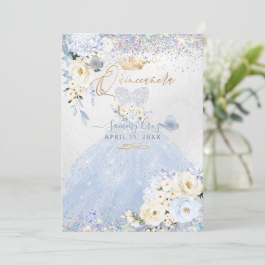 Invitation Quinceanera Holographique Dusty bleu robe d'argent (Debout devant)