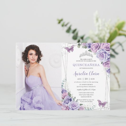 Invitation Quinceañera lilas violettes fleurs papillons argen (Debout devant)