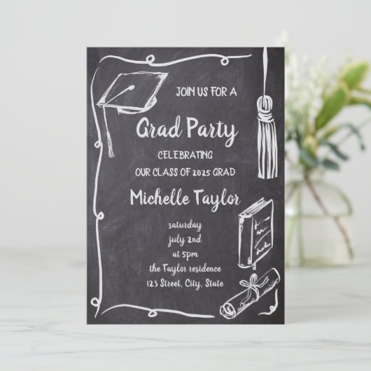 Invitation Quirky Chalkboard Unique Main Tirée Grad Party (Debout devant)