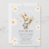Invitation Rabbit Daisy Floral Un lapin est sur le chemin (Devant)