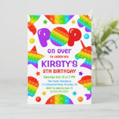 Invitation Rainbow Pop It Fidget Jouet Anniversaire Fille (Debout devant)