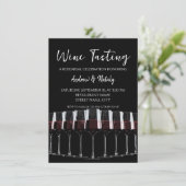 Invitation Rangée de verres à vin avec du vin rouge sur fond  (Debout devant)