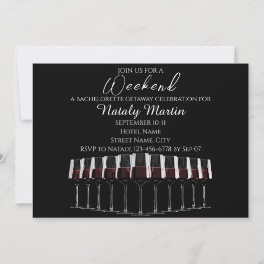 Invitation Rangée de verres à vin avec vin rouge sur noir. (Devant)