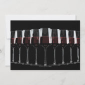 Invitation Rangée de verres à vin avec vin rouge sur noir. (Dos)