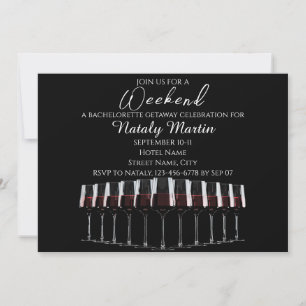 Invitation Rangée de verres à vin avec vin rouge sur noir.