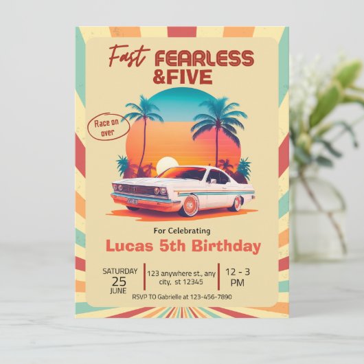 Invitation Rapide, sans peur et FIVE  Voiture de course rétro (Debout devant)