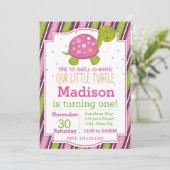 Invitation rayée d'anniversaire de tortue (rose) (Debout devant)