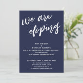 Invitation Réception de mariage bleu marine moderne Nous nous (Debout devant)