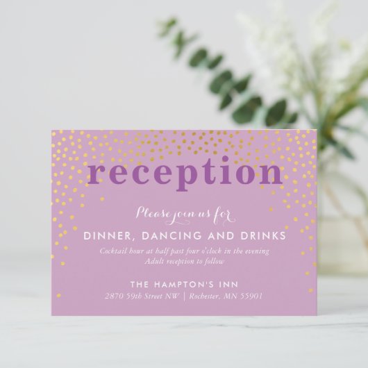 Invitation RÉCEPTION PARTIE rustique chic or confetti violet (Debout devant)