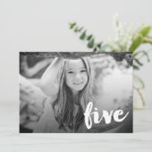 Invitation Recouvrement de photo du numéro cinq (Debout devant)