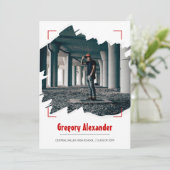 Invitation Red Edgy Abstrait Brushstroke Photo Graduation (Debout devant)