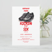 Invitation Red Kickin it Soccer Anniversaire (Debout devant)
