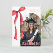 Invitation Red Ribbon Accent Graduation (Debout devant)