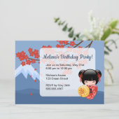 Invitation Red Sakura Kokeshi Doll Cute Geisha fête d'anniver (Debout devant)