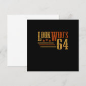 Invitation Regardez Qui 64 Ans Amusant 64e Anniversaire Cadea (Devant / Derrière)