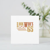 Invitation Regardez Qui 65 Ans Funny 65e Anniversaire Cadeau (Debout devant)