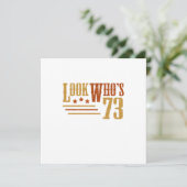 Invitation Regardez Qui 73 Ans Amusant 73ème Anniversaire Cad (Debout devant)