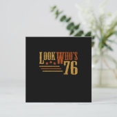 Invitation Regardez Qui 76 Ans Funny 76e Anniversaire Cadeau (Debout devant)