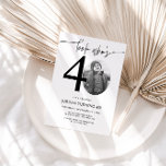 Invitation Regardez qui a 40 ans | Photo 40th Birthday Invita<br><div class="desc">Fêtez votre 40e anniversaire avec un style intemporel en utilisant cette invitation Look Who’s 40! Avec un design élégant et moderne, cette invitation est parfaite pour ceux qui préfèrent la simplicité avec une touche d'élégance. Entièrement personnalisable, vous pouvez facilement ajouter les détails de votre fête pour créer un invitation personnel...</div>