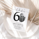 Invitation Regardez qui a 60 ans | Photo 60th Birthday Invita<br><div class="desc">Fêtez votre 60e anniversaire avec un style intemporel en utilisant cette invitation Look Who’s 60! Avec un design élégant et moderne, cette invitation est parfaite pour ceux qui préfèrent la simplicité avec une touche d'élégance. Entièrement personnalisable, vous pouvez facilement ajouter les détails de votre fête pour créer un invitation personnel...</div>