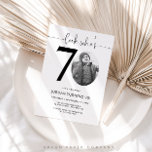 Invitation Regardez qui a 70 ans | Photo 70th Birthday Invita<br><div class="desc">Fêtez votre 70e anniversaire avec un style intemporel en utilisant cette invitation Look Who’s 70! Avec un design élégant et moderne, cette invitation est parfaite pour ceux qui préfèrent la simplicité avec une touche d'élégance. Entièrement personnalisable, vous pouvez facilement ajouter les détails de votre fête pour créer un invitation personnel...</div>