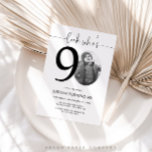Invitation Regardez qui a 90 ans | Photo 90th Birthday Invita<br><div class="desc">Fêtez votre 90e anniversaire avec un style intemporel en utilisant cette invitation Look Who’s 90! Avec un design élégant et moderne, cette invitation est parfaite pour ceux qui préfèrent la simplicité avec une touche d'élégance. Entièrement personnalisable, vous pouvez facilement ajouter les détails de votre fête pour créer un invitation personnel...</div>