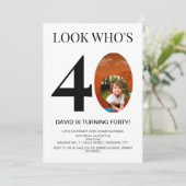 Invitation Regardez qui est 40 40e fête d'anniversaire pour h (Debout devant)