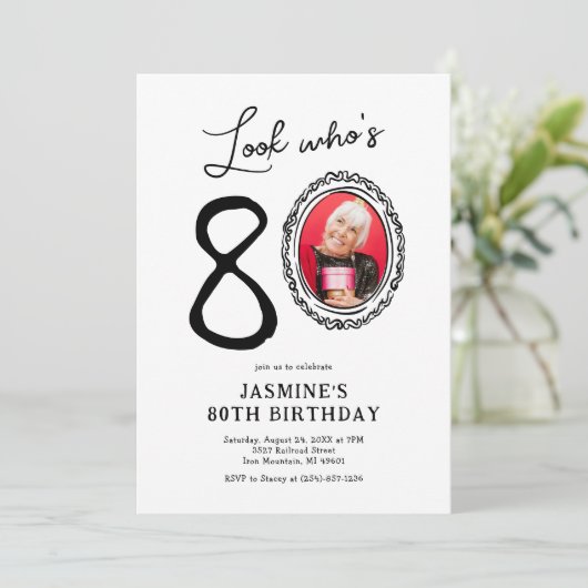 Invitation Regardez qui est 80 photo Anniversaire adulte (Debout devant)