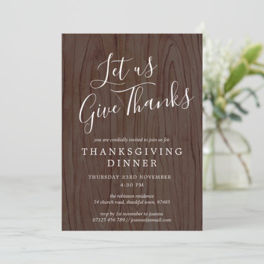 Invitation Remercions Script Wood Thanksgiving Dîner (Debout devant)