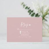 Invitation Réponse moderne simple rose et coeurs RSVP (Debout devant)