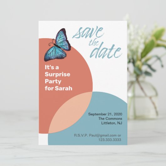 Invitation Réservez la date pour une fête surprise ou une soi (Debout devant)