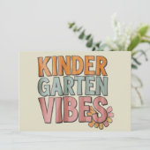 Invitation Retourner à l'école maternelle Pré K Première anné (Debout devant)