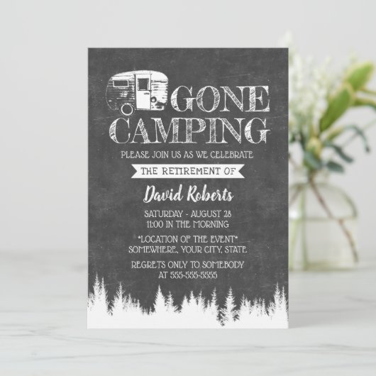 Invitation Retraite Camping Rustic Forest Chalkboard (Debout devant)