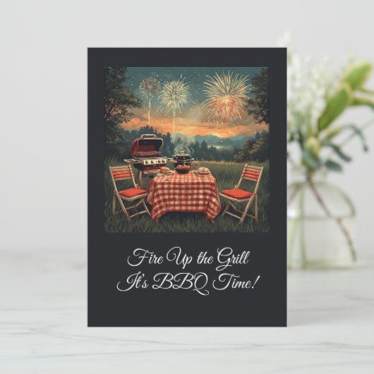 Invitation Retro 1950s Backyard BBQ Scene – Nostalgic 4th of  (Debout devant)