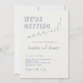 Invitation Retro bleu poussiéreux Fun Wavy Mariage manuscrit (Devant)