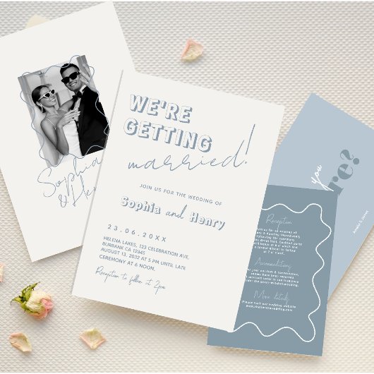 Invitation Retro bleu poussiéreux Fun Wavy Mariage manuscrit