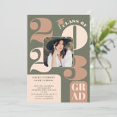 Invitation Rétro bold 2023 vert beige 5 photos graduation (Debout devant)