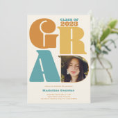 Invitation Retro bold surdimensionné Grad 4 photo 2023 gradua (Debout devant)