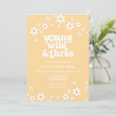 Invitation Retro Daisy Young Wild Trois ans jaune anniversair (Debout devant)