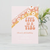 Invitation Retro Five est une Vibe Super marguerite 5e annive (Debout devant)