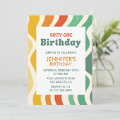 Invitation Rétro Groovy Anniversaire 61 ans ondulé 70s (Debout devant)