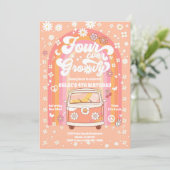 Invitation rétro groovy pour un 4e anniversaire (Debout devant)
