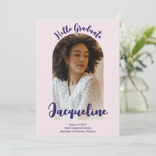 Invitation Retro Hello Graduate 2025 Violet Script Arch Photo (Debout devant)