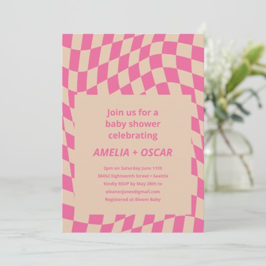 Invitation Retro Hot Pink Abstract Checkerboard Baby Shower (Debout devant)