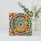 Invitation Retro Mandala Tie Dye (Debout devant)